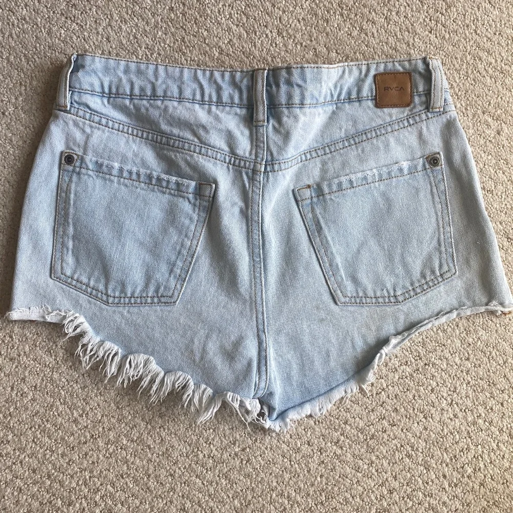RVCA boyfriend jean shorts light wash denim button fly 26